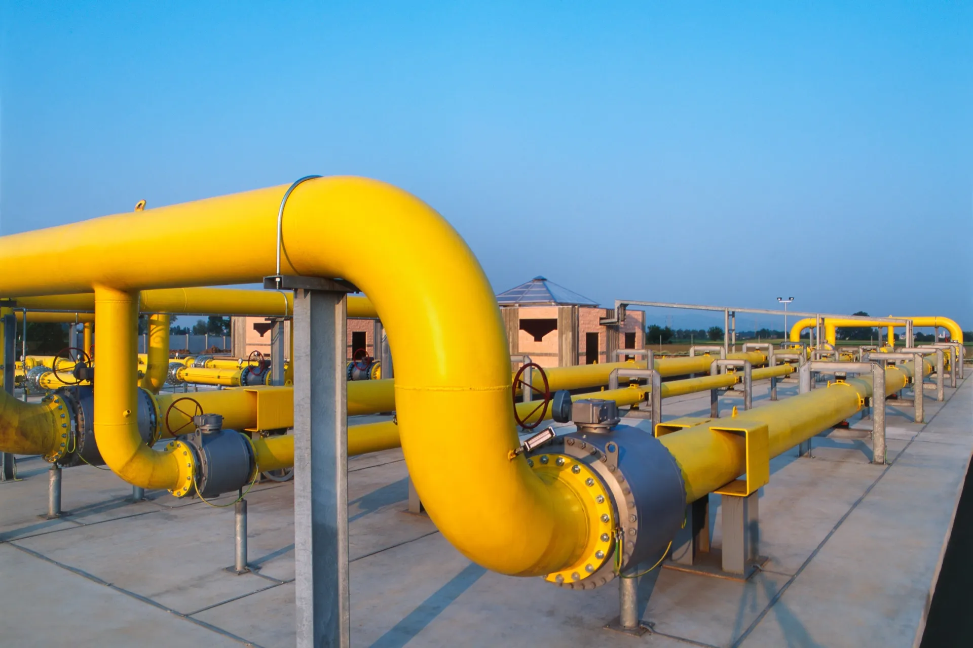 Gele gaspijpleidingen op een industriële locatie.