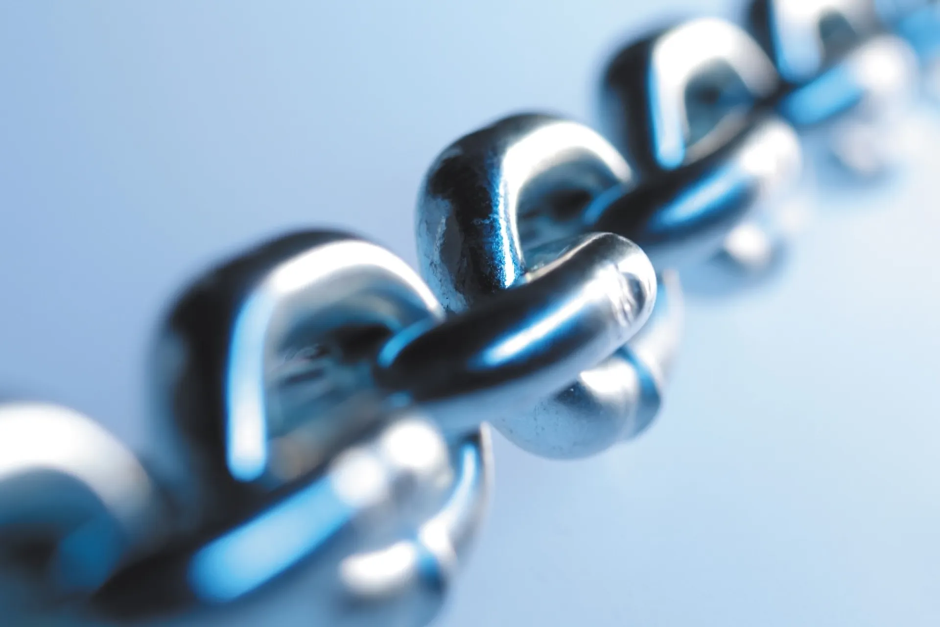 Close-up van een metalen ketting.
