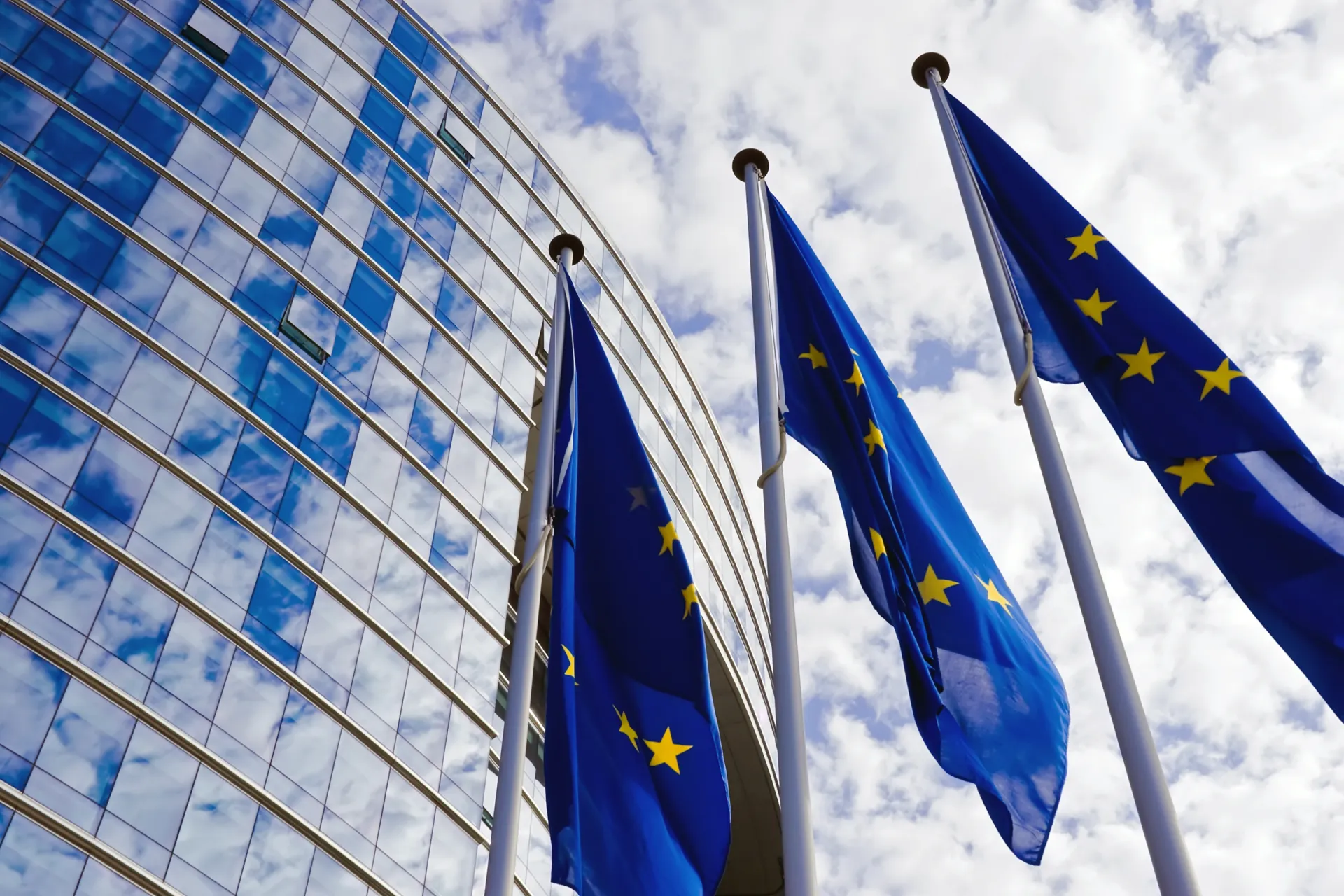 Wapperende vlaggen van de Europese Unie voor het kantoor in Brussel