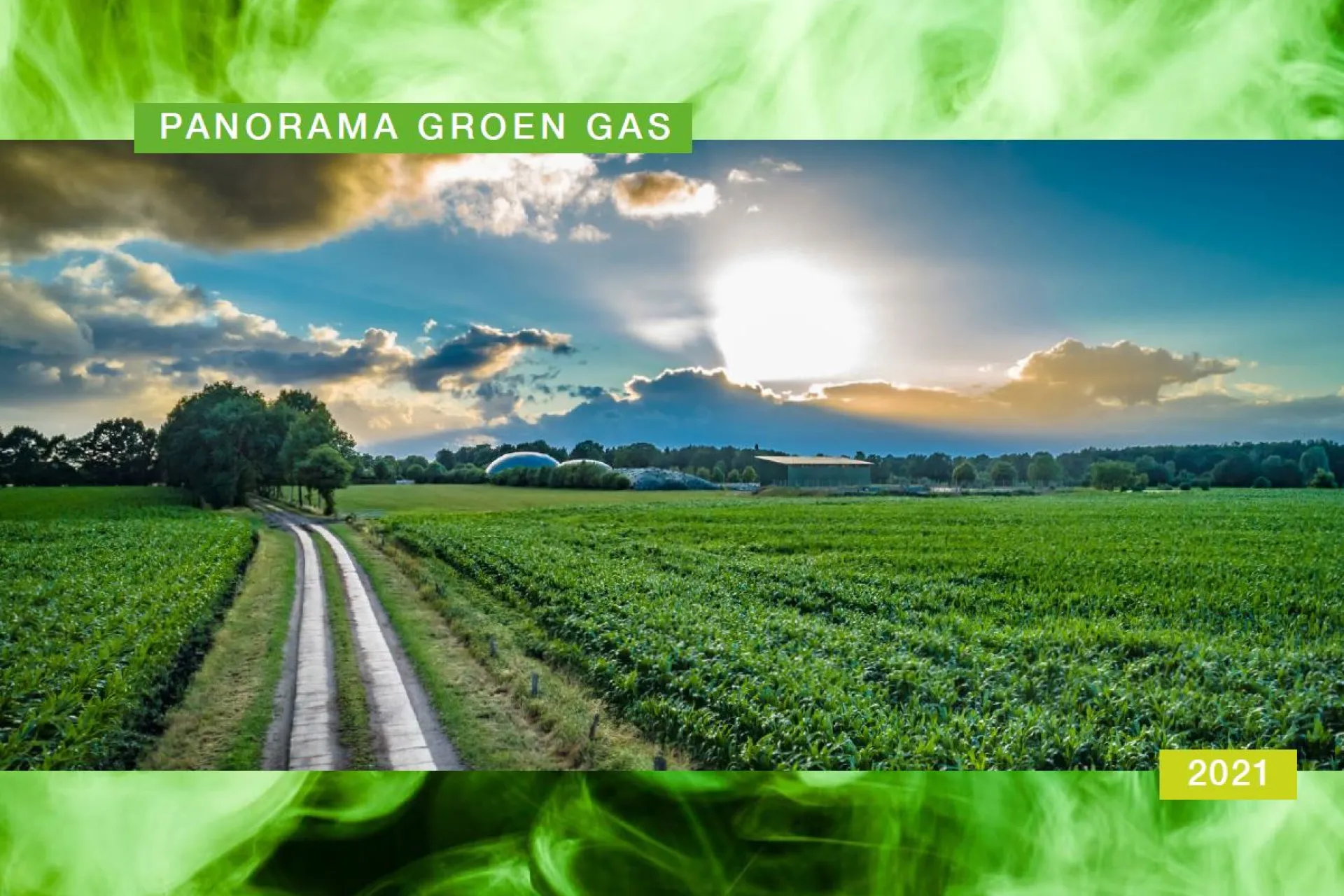 Landelijk landschap met zonsondergang en groene velden.