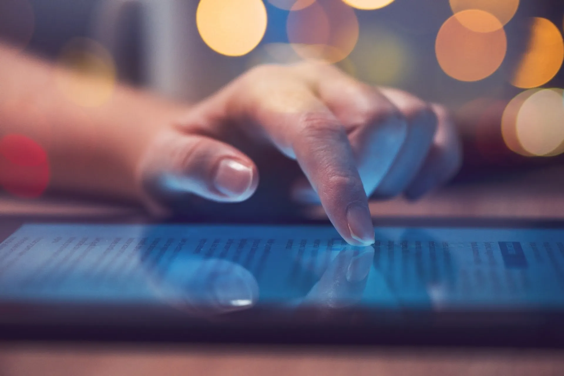 Persoon gebruikt een tablet met touchscreen.