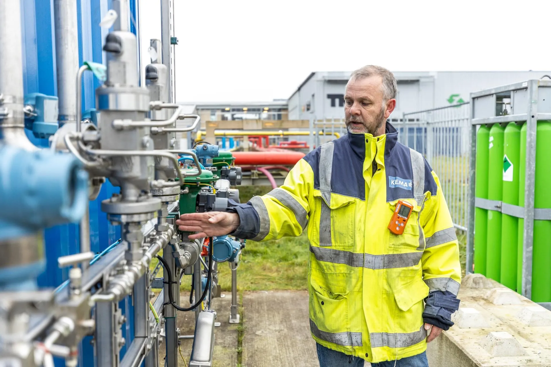 Technicus inspecteert buiten een industriële installatie