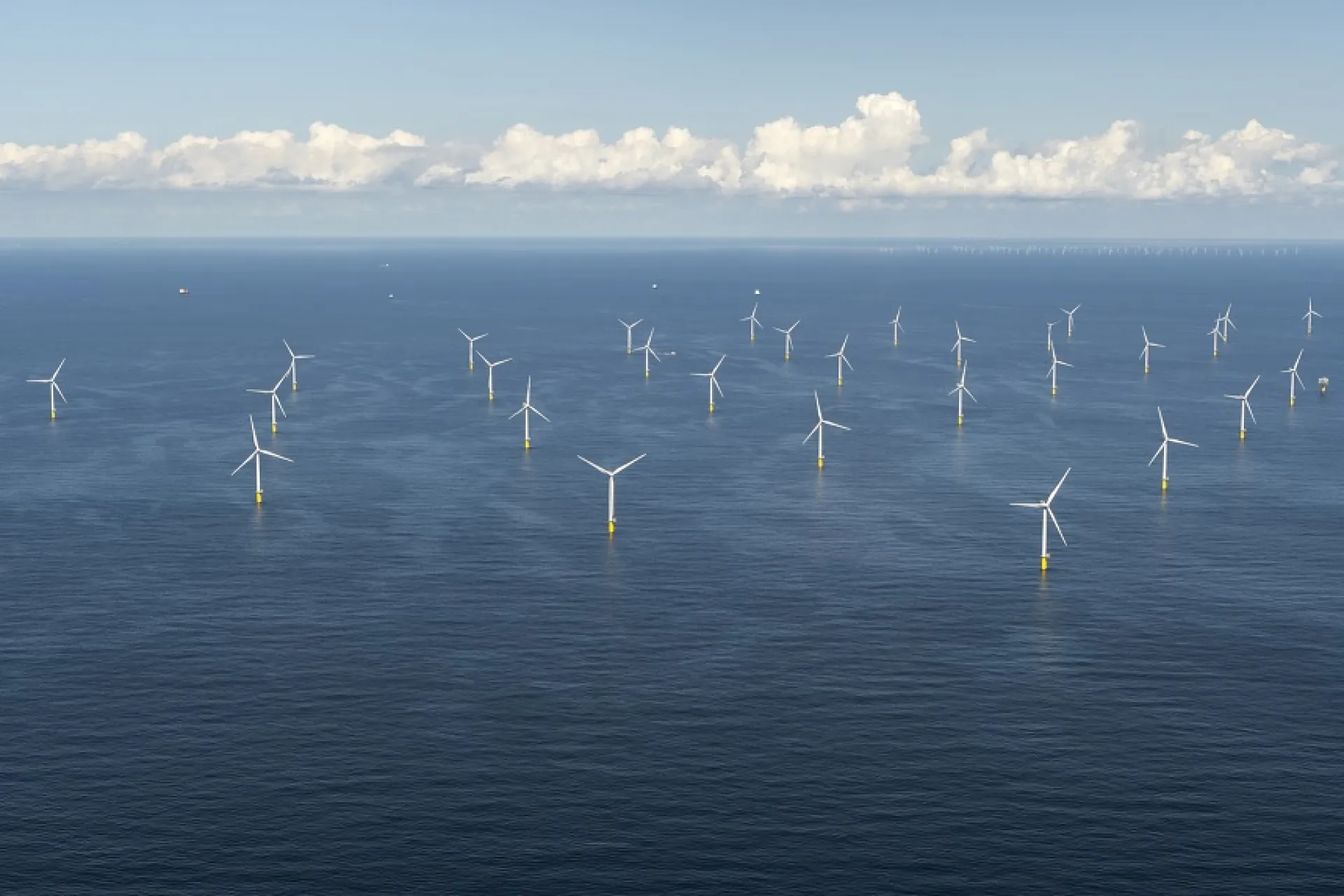 Offshore windmolenpark op zee onder een heldere lucht.