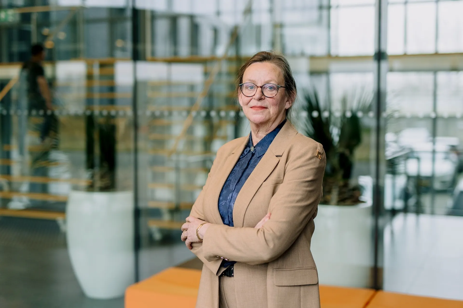 Annie Krist voor een glazen kantoorgevel