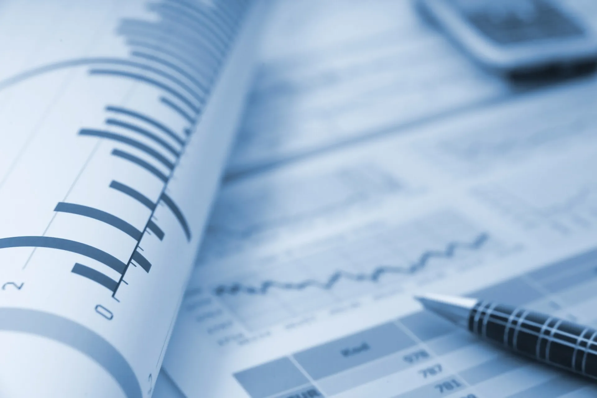 Financiële spreadsheet met grafieken en een pen erop.