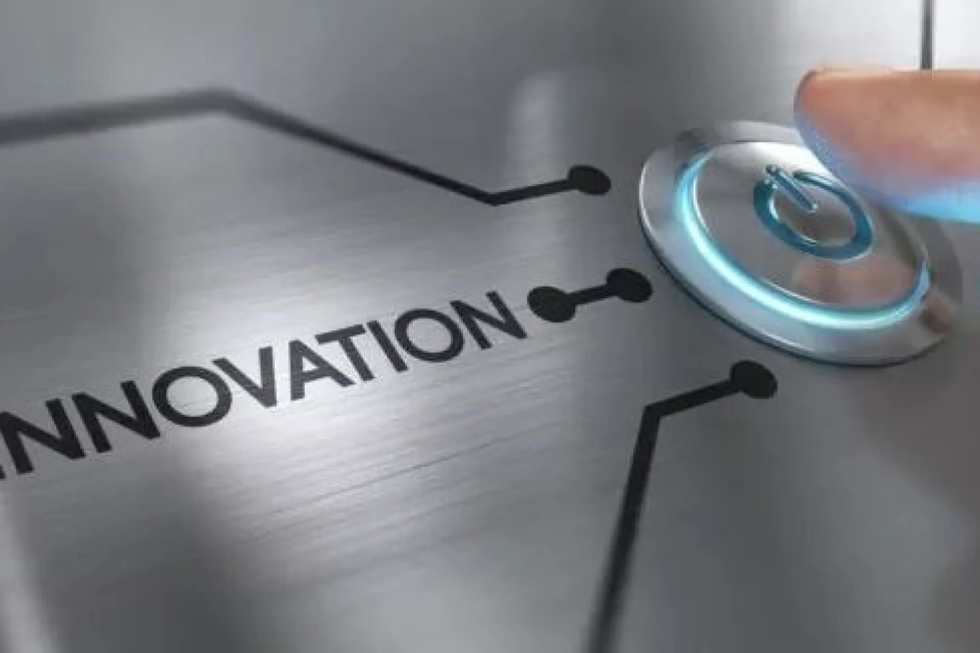 Een vinger die op een metalen knop drukt naast het woord "INNOVATION".